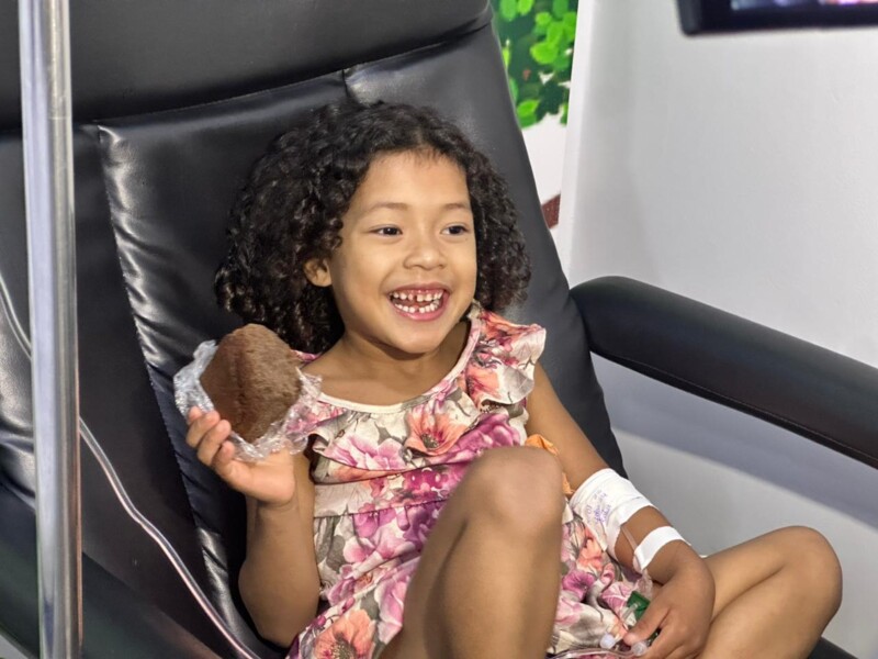 hej-celebra-o-dia-mundial-do-bolo-de-chocolate-com-gesto-de-acolhimento-a-pacientes-e-colaboradores